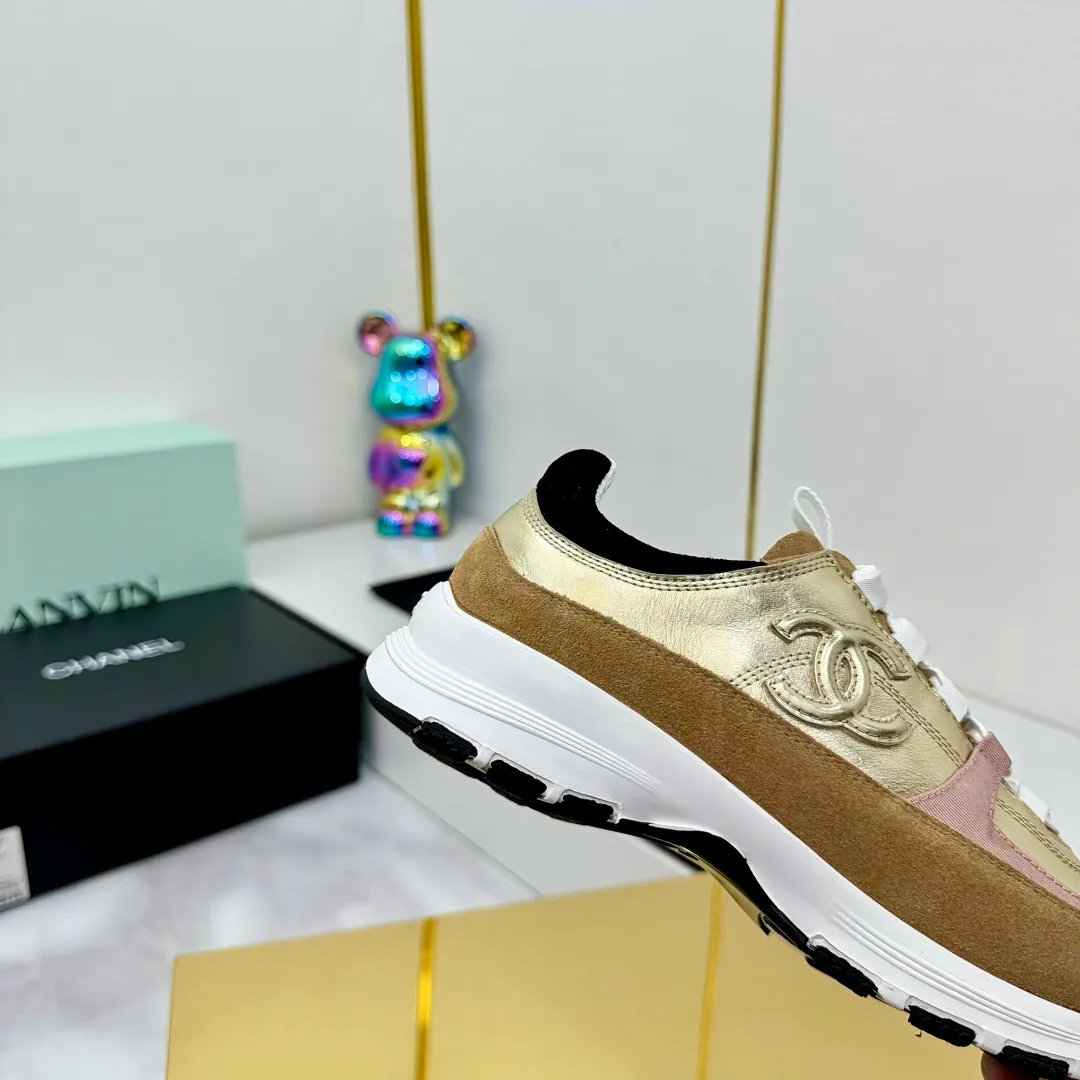 👟👟Ex-factory price 600👟👟High quality! ! ! CHANEL Chanel 25A latest thick-soled casual sports shoes. The counter is synchronized. The counter is very popular. It is a shoe that is very difficult to buy. The most popular thick-soled casual shoes on the Internet. As you can imagine, the most popular thick-soled casual shoes can not be missed. It has both good looks and comfort. Simple and versatile. The thick sole increases the height and is super versatile. Whoever wears it will look better. Upper: cowhide stitching. Lining: breathable mesh. Outsole: TPU original outsole. Size: 35-41 👉